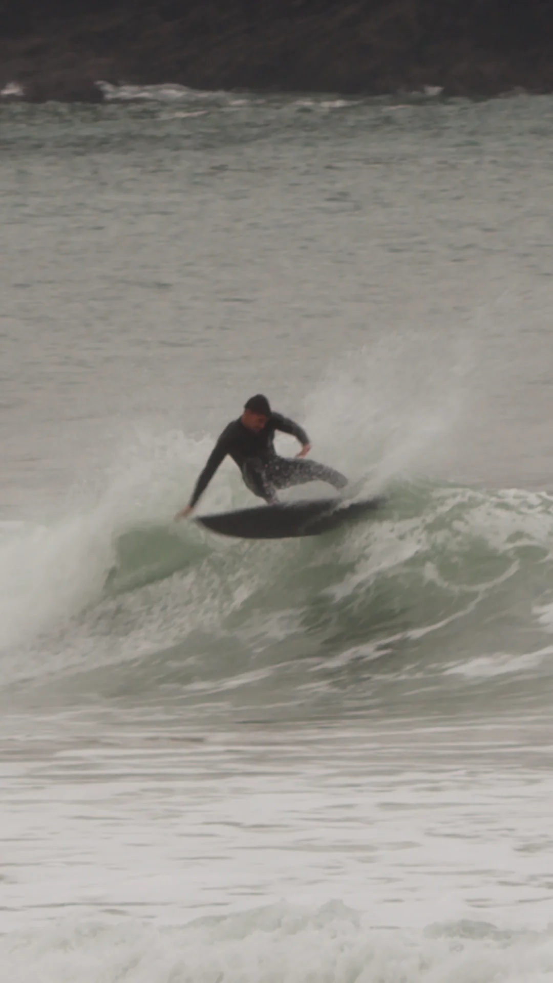 Surfeando con una tabla de surf GURA